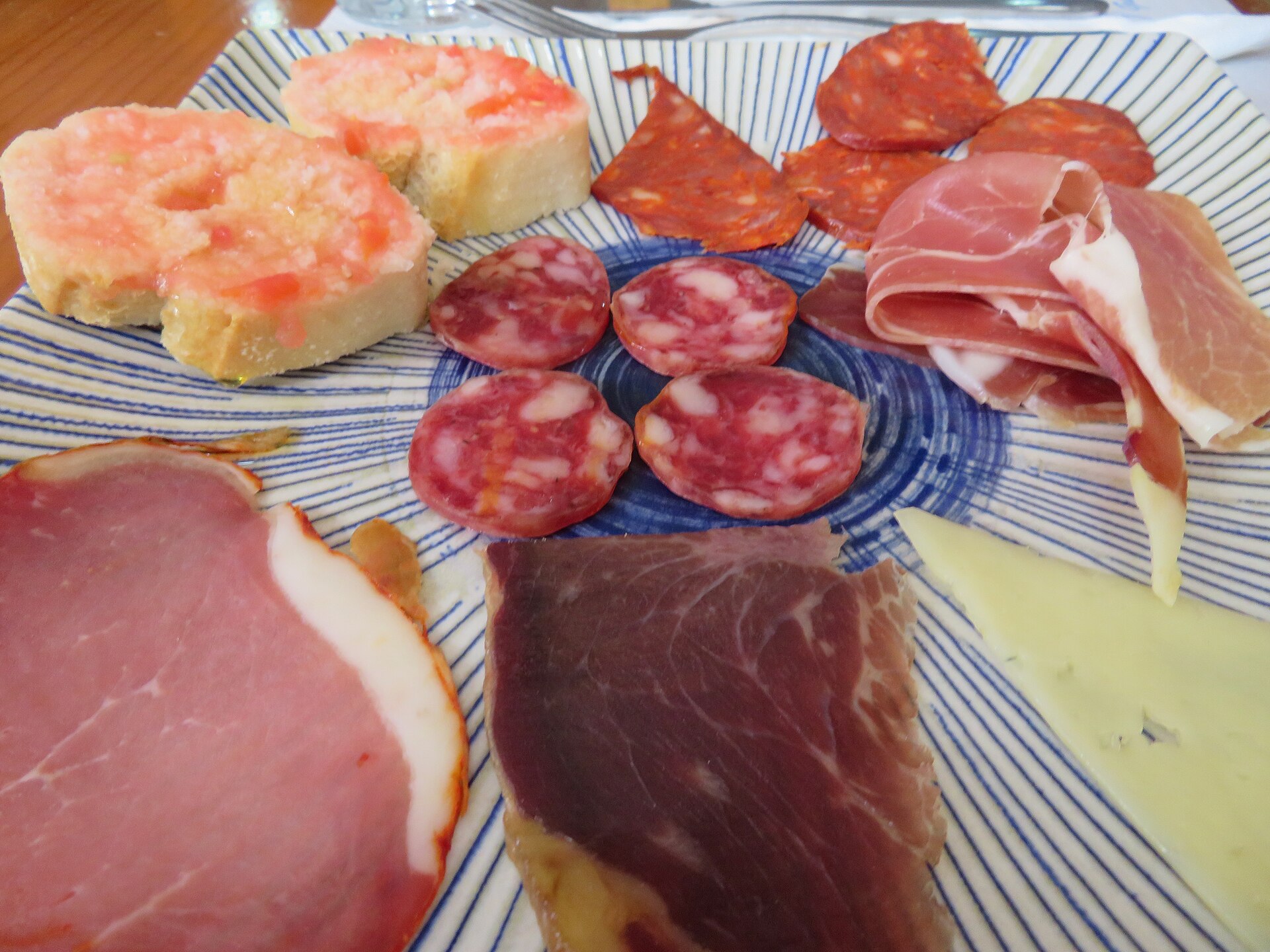 Esmorzaret — non-vegetarian Valencia dish