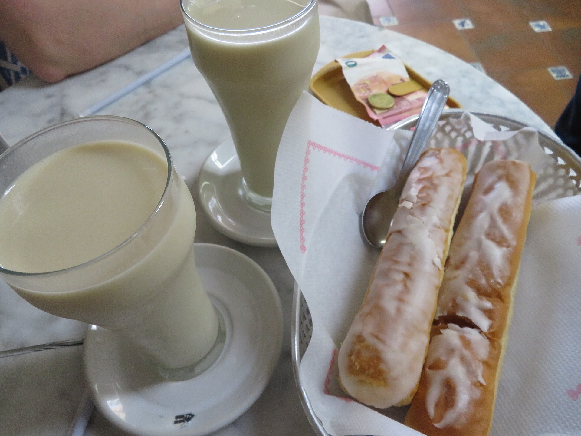 Orxata de xufa amb fartons — vegetarian Valencia dish