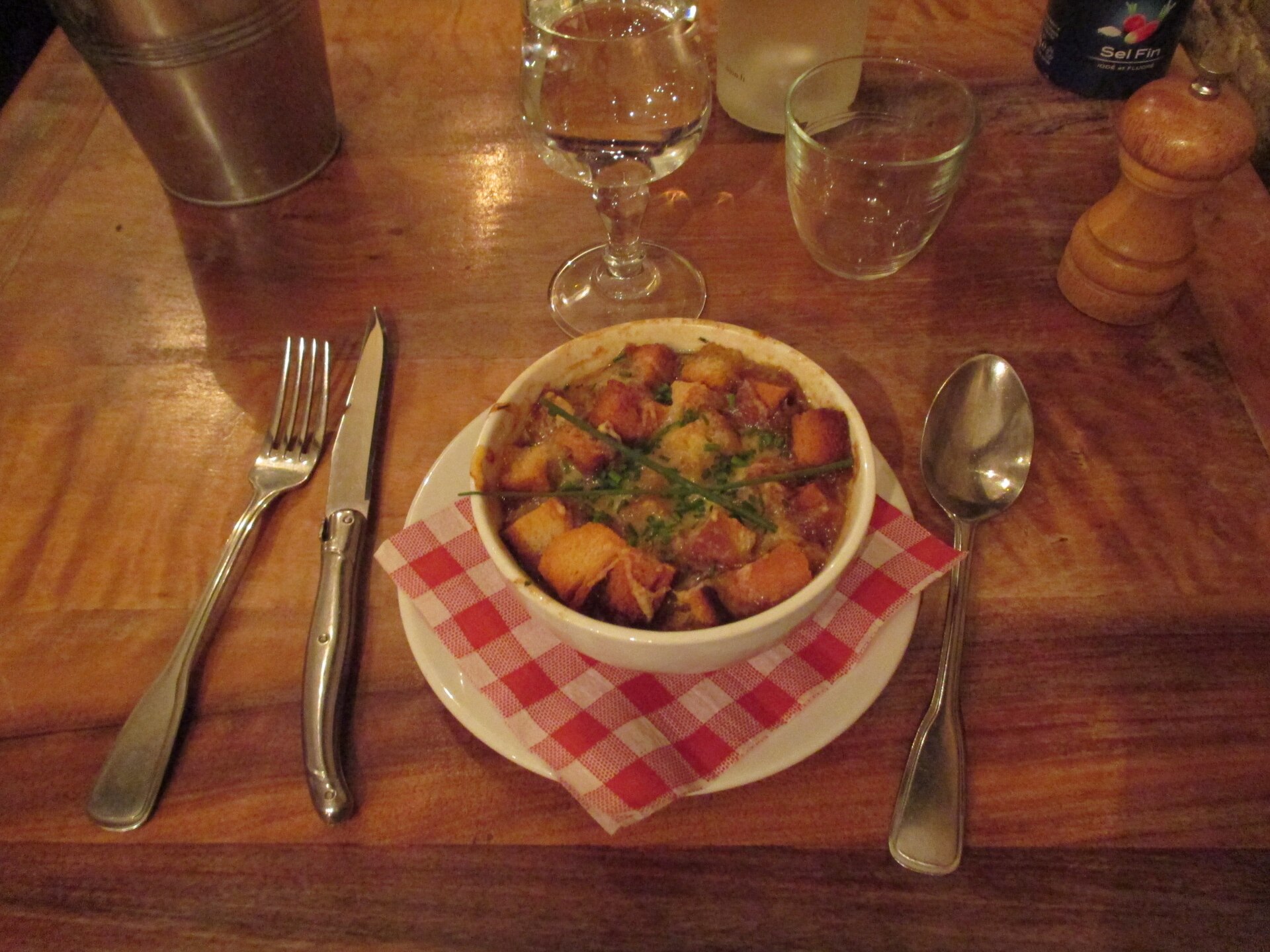 Soupe à l'oignon gratinée — non-vegetarian Paris dish