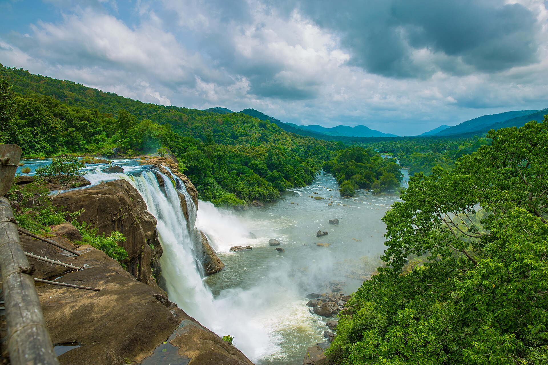 Athirappilly Falls — photo