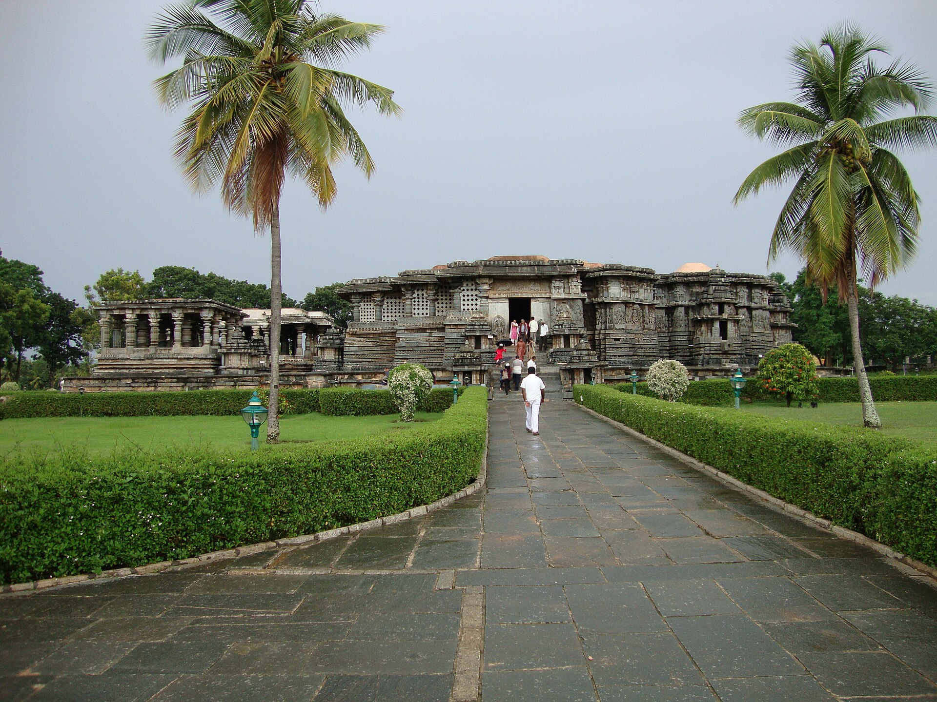 Monolithic Nandi — photo