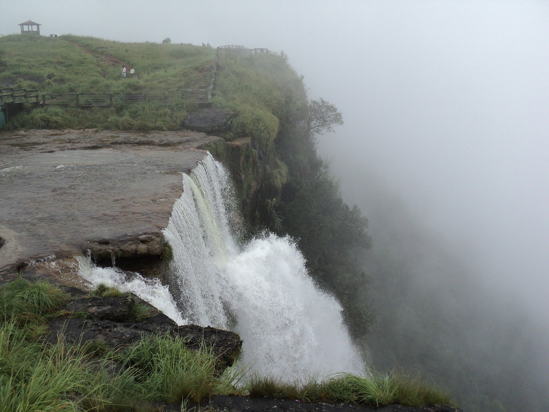 Seven Sisters Falls (Nohsngithiang) — photo