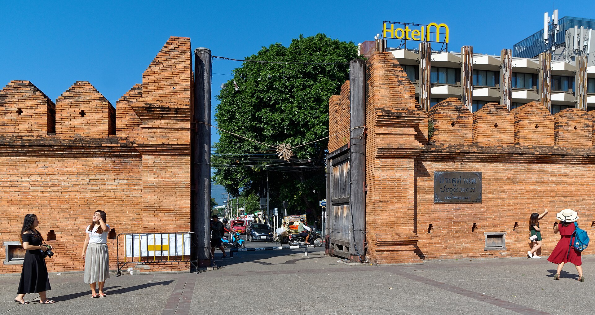 Tha Phae Gate & the old city moat — photo